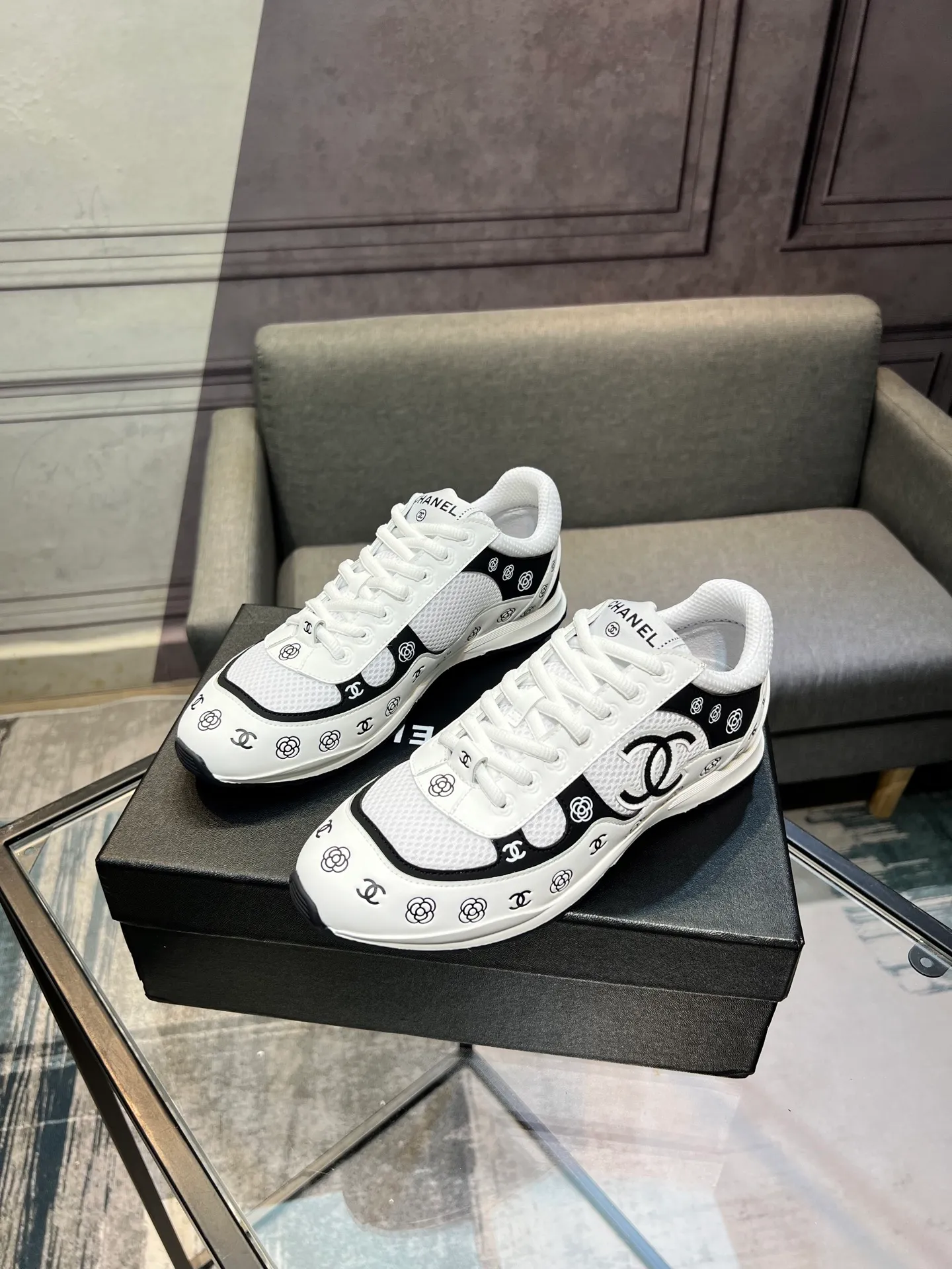 Men's men's shoes 💰640 Exclusive real shot (top version) CHANEL Chanel 2025ss color matching thick-soled casual sports shoes and sneakers. The counter is synchronized. The counter is very popular. A shoe that is very difficult to buy. The most popular thick-soled panda shoes on the Internet. It can be imagined that Xiaoxiang control can't miss it. It has both good looks and comfort. Simple and versatile white shoes. The thick sole increases the height and is super versatile. Close your eyes and wear it. Whoever wears it will look better. Upper: calfskin Lining: imported sheepskin lining Outsole: TPU original outsole Size: 35-44 (customized for women 41 and 40, and 45 for men)